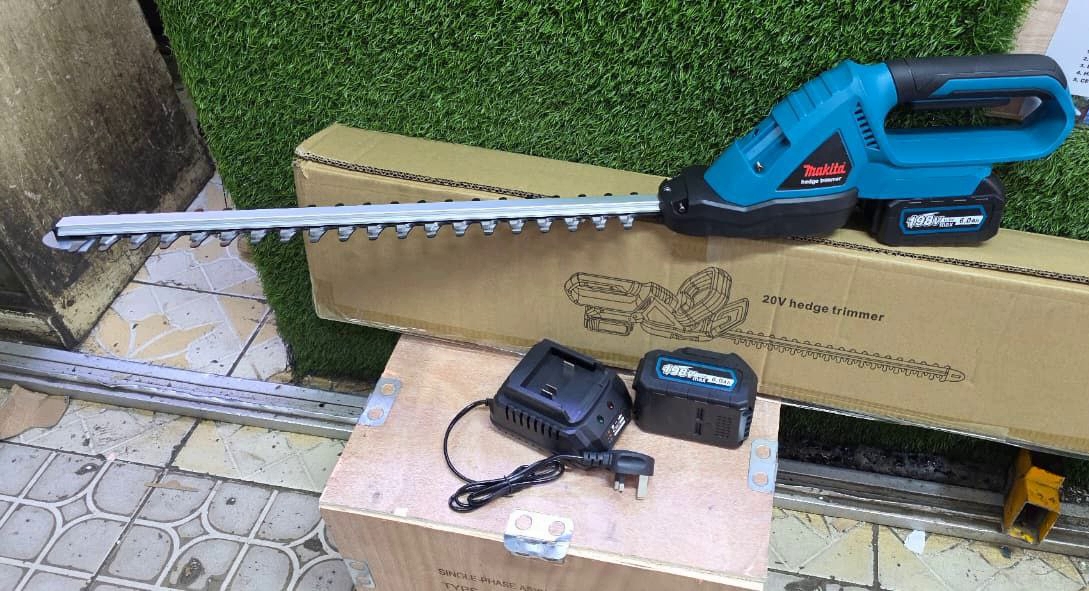 54be2ba8-9ea9-47fa-ba9e-633bb113f79f Makita cordless hedge trimmer 198V - Image 1