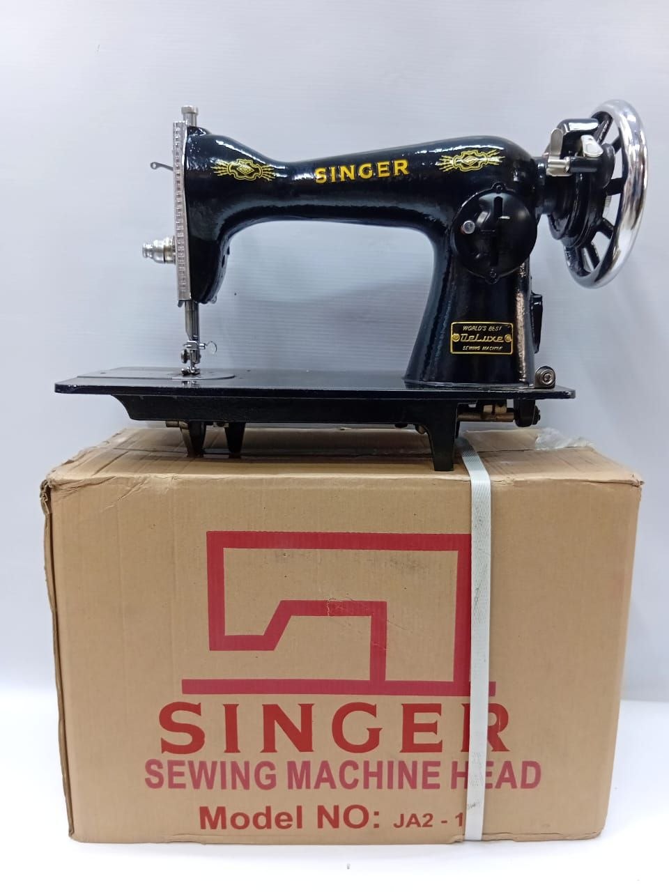 d5331cb6-8a5d-42ef-a84c-a67a5ed08be5 Singer sewing machine - Image 1