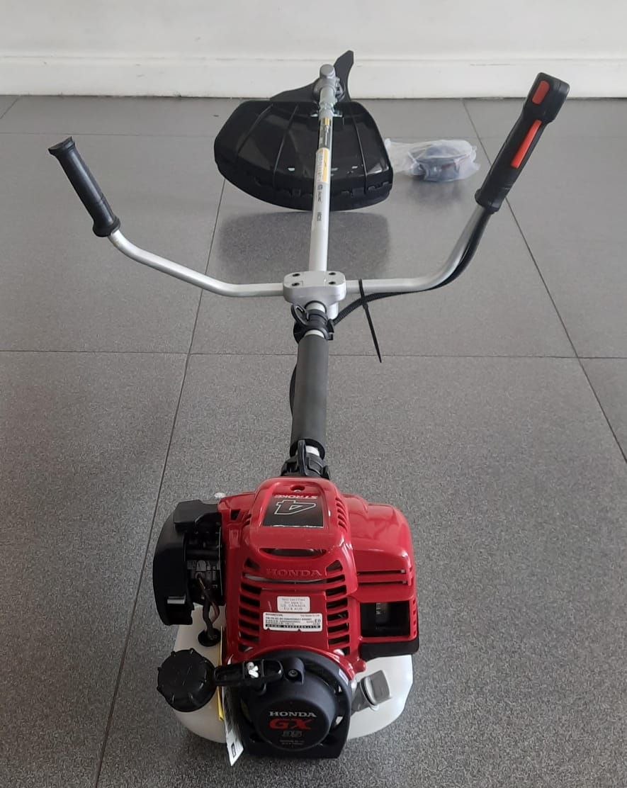 ef4ab8c4-3b81-4464-8a60-385a3cbe2ca3 Honda Brush Cutter 4 stroke with 2 blades - Image 1