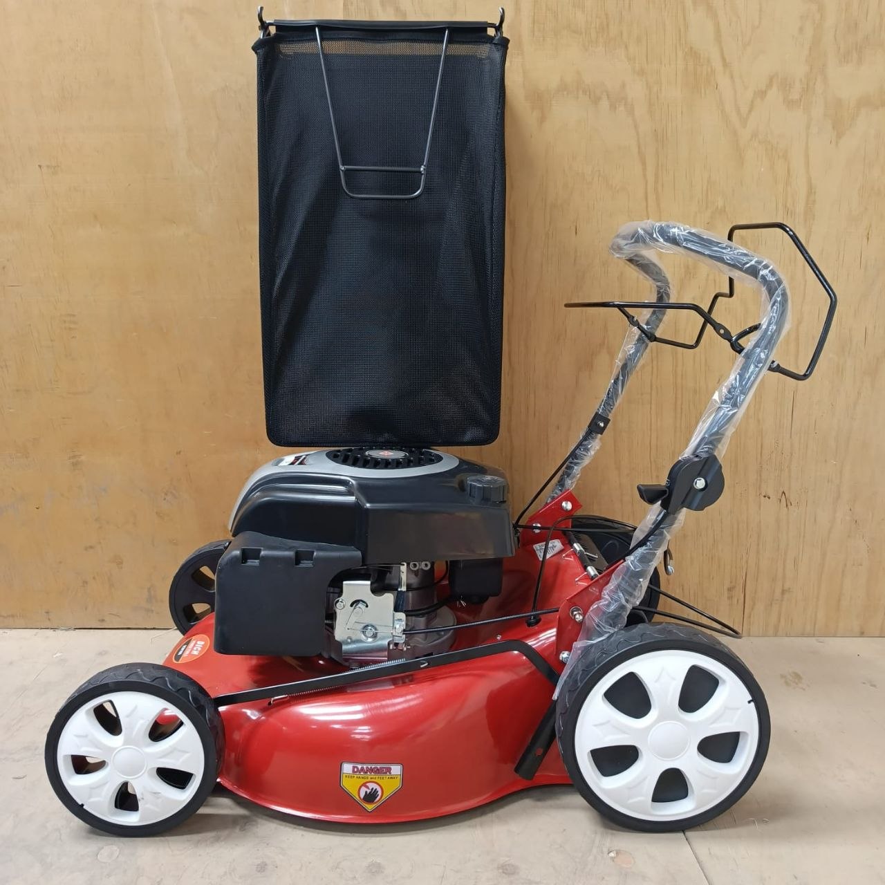 8e8bae02-96d5-4501-8f1c-dd915cb95c12 Dich 173cc gasoline lawn mower - Image 1