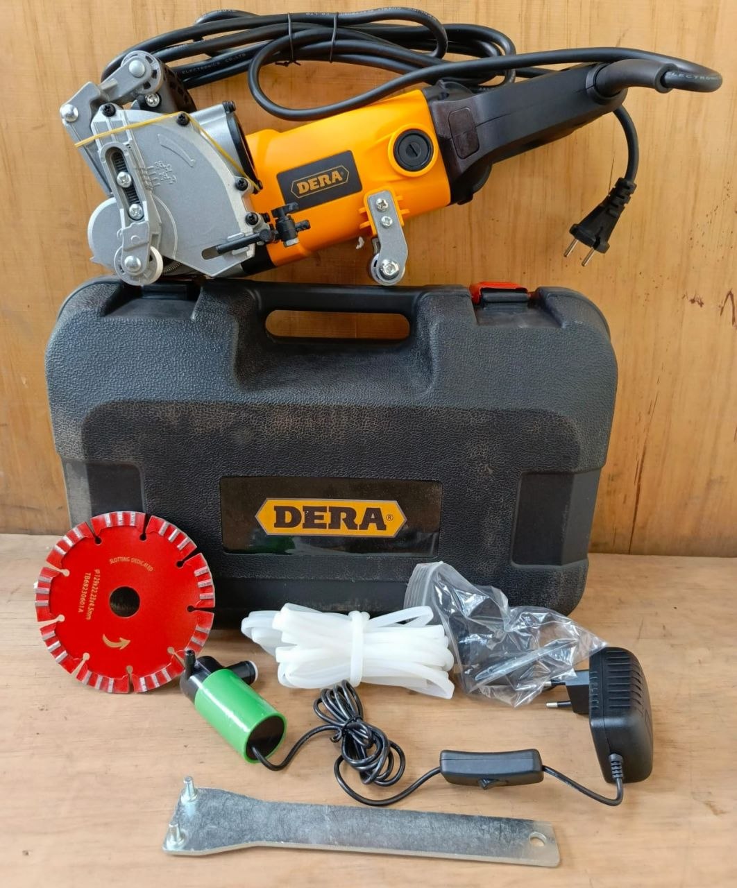 a5fb9540-52d8-48f5-b445-3d7d8c9d8a27 Dera wall chaser - Image 1