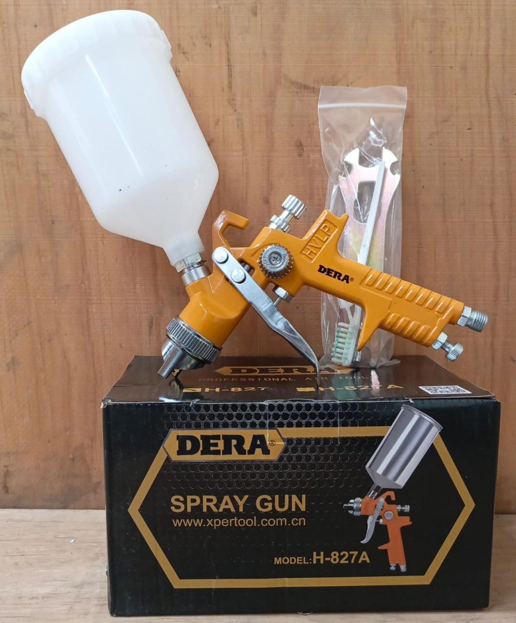 4eae0898-fd99-4005-8b3e-b376d2b304b1 Dera Model H-827A HVLP (High Volume Low Pressure) air spray gun set - Image 1