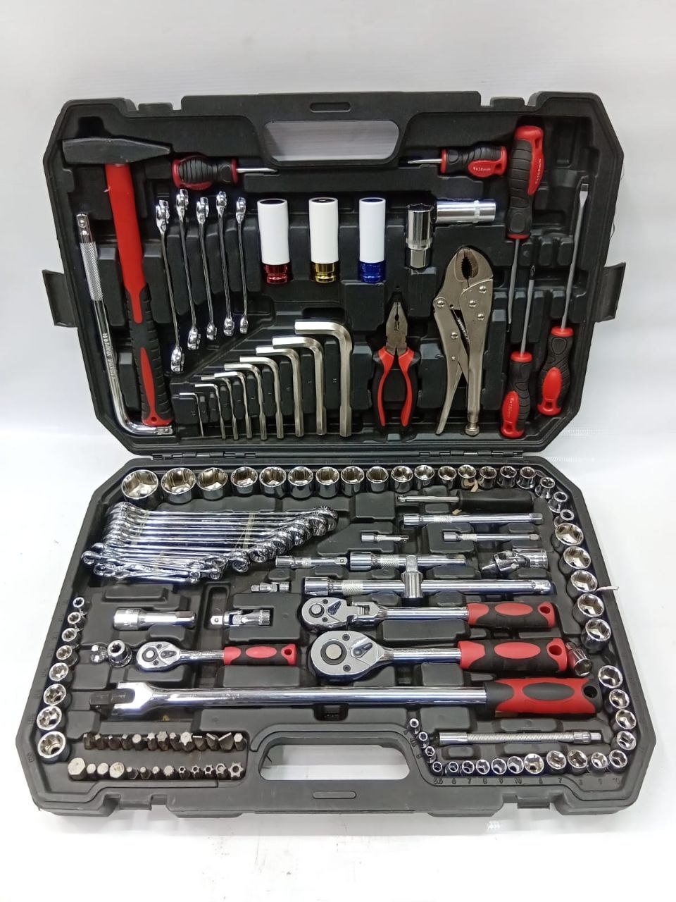 e0333006-2f57-4922-afc6-fa59b6b61e15 142-piece mechanic's tool kit - Image 1